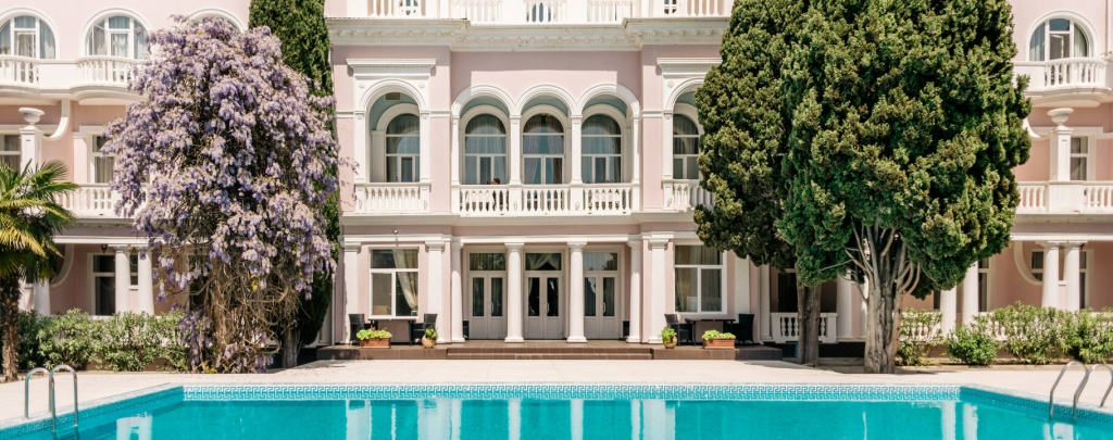 Отели Крыма с бассейном: обзор самых популярных мест для отдыха